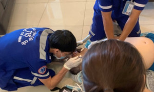 Nhân viên y tế mướt mồ hôi, tay run lên vì ép tim cứu người bệnh