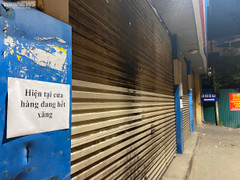 Sát ngày điều chỉnh giá, nhiều cây xăng ở Hà Nội cắm biển báo hết xăng