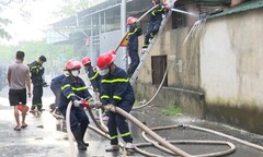 Cửa hàng ở Quảng Bình bốc cháy ngùn ngụt lúc rạng sáng, thiệt hại hàng tỷ đồng