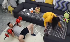Chồng hết hồn thấy vợ dùng một tay nhấc tạ