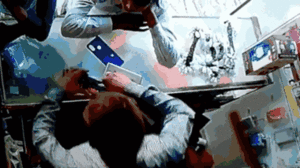 Pin điện thoại phát nổ, ngọn lửa trùm lên người đàn ông trong tích tắc