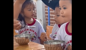 Cậu bé siêu chảnh, phải bạn gái đút mới chịu ăn