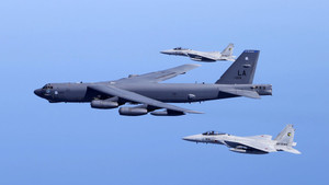 Mỹ triển khai phi đội máy bay ném bom B-52 đến Australia