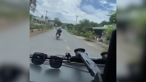 Cản trở xe cứu thương, người đàn ông đi xe máy bị tước bằng lái 2 tháng