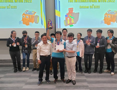 Nam sinh lớp 11 vô địch Cuộc thi lập trình robot tại Singapore