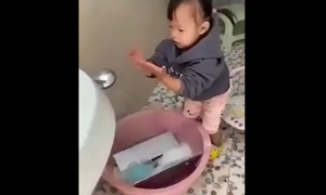 Bố 'khóc thét' khi thấy con gái tắm cho laptop