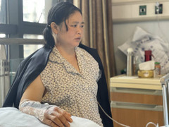 Lao ra cứu bé trai trước đầu xe tải, người phụ nữ bị cắt cụt mất một tay