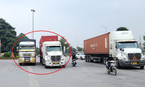 Xe tải, container thay nhau đỗ chình ình giữa đường, dân lo sợ mỗi khi đi qua