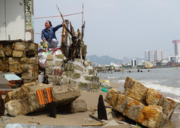 Khánh Hoà: Sóng đánh sập nhà, cuộc sống người dân cồn Nhất Trí đảo lộn