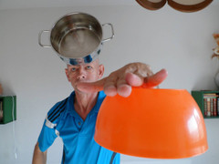 Bí ẩn việc người đàn ông có khả năng hút mọi đồ vật lên người bằng suy nghĩ