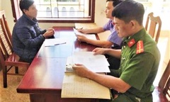 Khởi tố phụ huynh vác dao xông vào trường học, bắt hiệu trưởng quỳ xin lỗi