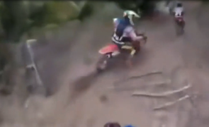 Bị bò đuổi, tài xế lái mô tô chạy tóe khói