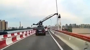 Cần cẩu quay phim tông liên tiếp vào cột đèn ở Trung Quốc