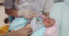 Ngoạn mục cứu bé sinh non trong nhà vệ sinh bệnh viện, vừa chào đời đã ngừng tim