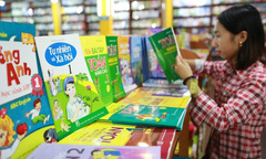 Có nên để doanh nghiệp tự định giá sách giáo khoa?