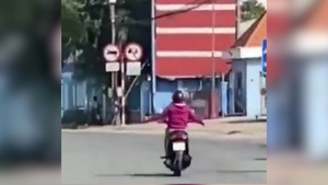 Người phụ nữ chạy xe máy lạng lách, thả hai tay trước đầu xe tải ở Bình Dương
