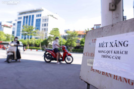 Người Hà Nội khốn khổ tìm mua xăng