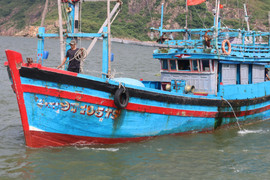Đưa thi thể ngư dân Bình Định tử nạn trên biển vào đất liền