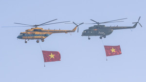 Trực thăng Mi mang Quốc kỳ và chiến đấu cơ Su-30 hợp luyện trên bầu trời Hà Nội