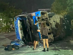 Xe khách lật nghiêng sau tai nạn liên hoàn, nhiều người bị thương