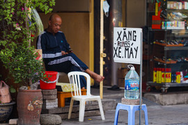 'Trạm xăng di động' xuất hiện trên vỉa hè Hà Nội khi cây xăng treo biển hết hàng