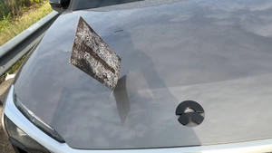 Tấm thép bay như tên bắn, đâm vào ô tô trên cao tốc ở Trung Quốc