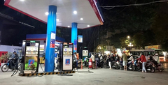 Nhiều cây xăng đóng cửa, người dân Hà Nội dành cả ngày nghỉ xếp hàng đổ xăng