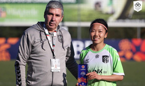 Giành giải cầu thủ hay nhất trận, Huỳnh Như đi vào lịch sử bóng đá Việt Nam