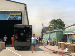 Xưởng gỗ ở TP Thủ Đức bốc cháy kèm nhiều tiếng nổ lớn