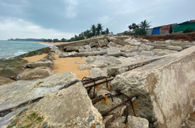Sóng 'ngoạm' 400m bờ biển, kéo sập nhà cửa, đánh tan tác bờ kè mới xây 3 năm