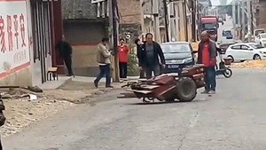 Chiếc máy kéo 'đại náo' đường phố ở Trung Quốc
