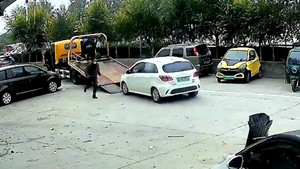 Gãy móc hãm, ô tô lao khỏi xe tải ở Trung Quốc