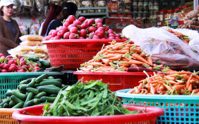 Người tiêu dùng cam chịu là tiếp tay cho gian thương đẩy giá vô tội vạ