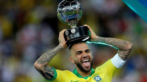 Dani Alves đi vào lịch sử bóng đá Brazil