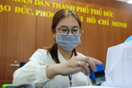 Công chức nghỉ việc hàng loạt: Khó giữ chân nhân tài với thu nhập 'chuẩn nghèo'