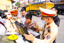 CSGT Hà Nội xử phạt xe chở quá tải, làm rơi vãi vật liệu xuống đường