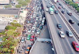 Sở GTVT Hà Nội đề nghị dẹp tình trạng bán cây cảnh, đỗ xe trên đường Nguyễn Xiển
