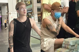 Ti Ti ngồi trước đống tiền ở sòng bạc, quản lý trần tình 