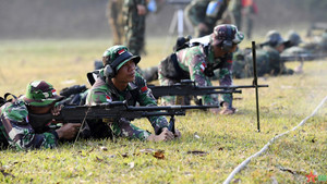 Xạ thủ các quốc gia ASEAN hiệp lực trong bài bắn 2 tại AARM-30