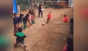 Cú sút bóng 'đầu voi đuôi chuột' khiến mọi người cười ngất