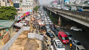 Lô cốt chiếm 2/3 lòng đường ở Hà Nội, giao thông hỗn loạn cả ngày lẫn đêm