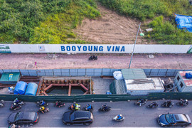 Cận cảnh đường 300m ở Hà Nội 'cõng' 9 lô cốt bỏ hoang