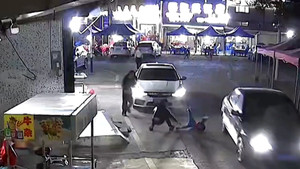 Tài xế đỡ em bé rơi từ tầng 2 chung cư ở Trung Quốc