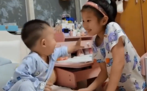 Bé tí đã biết dùng mưu, 'giăng bẫy' chị gái