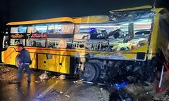 Tai nạn thảm khốc làm 2 người chết, 13 người bị thương: Xe khách sai làn đường