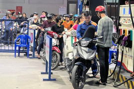 Xăng có thể tăng giá, người Hà Nội xếp hàng dài chờ mua giữa đêm