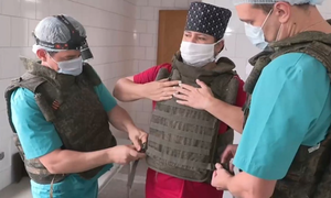 Bác sĩ mặc áo giáp mổ cứu quân nhân Nga bị găm lựu đạn sâu trong ngực