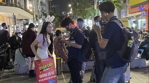 TP.HCM: Hai cô gái 'tuyển' người yêu làm khuấy đảo phố đi bộ Nguyễn Huệ