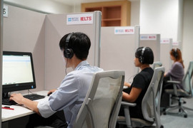 Hoãn tổ chức thi IELTS: Thí sinh nên làm gì khi cần nộp chứng chỉ để du học?