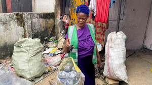 Đổi rác thải lấy bảo hiểm y tế tại Nigeria